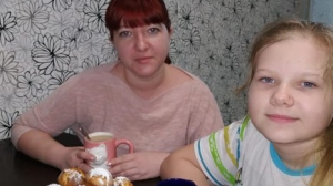 Варя Елунина поздравляет маму Екатерину с 8 Марта. «Желаю мамочке счастья и здоровья. И в честь праздника порадую ее лимонными кексиками» / Фото из семейного архива