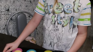 Лимонные кексики от Вари Елуниной отправляются в духовку / Фото из семейного архива