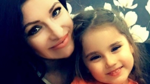 Кира Бердникова: «Любимую мамочку Елену поздравляю с 8 Марта! Я тебя очень люблю!» / Фото из семейного архива