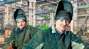 Электросварщик Дмитрий Харисов и слесарь-сборщик Александр Логинов, бригада № 8