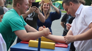 Глава НТГО Алексей Стасёнок сразился в армрестлинг / Фото Дворца культуры