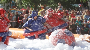 Впервые в Нижней Туре прошла интерактивная программа «Толстый футбол» / Фото Дворца культуры