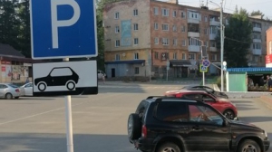 Карман у дома 19 по улице 40 лет Октября занят, но это не помешало водителю «Хендая» припарковаться прямо на разметке, запрещающей остановку / Фото Полины Селезнёвой