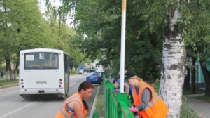 За лето ООО «Город 2000» собирается покрасить все дорожные ограждения в Нижней Туре / Фото Ксении Златопольской