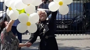 Матушка Светлана и отец Анатолий с символами праздника ромашками