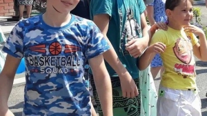 Ребята мастерски изобразили нарядную семью на прогулке