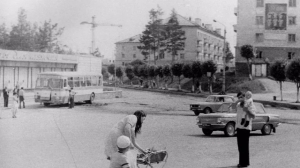 Улица Машиностроителей. Начало 1980-х годов. Вдали виднеется строительный кран – возводится «каскадка» на Ильича / Фото из архива редакции газеты «Время»