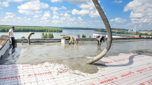 1 августа 2023 года. Капитальный ремонт крыши техникума выполняется инновационным методом с применением мембранных технологий. Такая крыша – первая на зданиях Нижнетуринского округа / Фото Сергея Чикишева