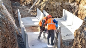 Подготовка лотка под компенсаторы теплосети / Фото Сергея Чикишева