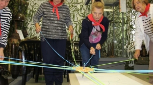 Нетрадиционный способ нарисовать эмблему команды – управлять карандашом, дергая за ниточки / Фото редакции газеты «Время»