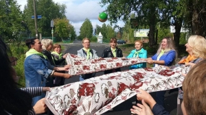 Волейбол с покрывалами – один из этапов «Веревочного курса» / Фото редакции газеты «Время»