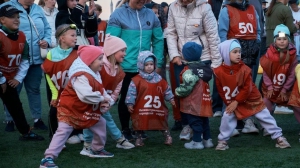 Перед легкоатлетическим забегом была проведена профессиональная разминка, которая понравилась малышам / Фото Артура Пивоварова