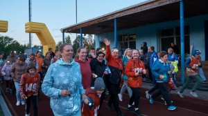 Самому юному участнику забега год и 2 месяца, самому опытному – 75 лет / Фото Артура Пивоварова