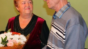 Татьяна Васильевна и Владимир Степанович Комаровы несут любовь во взгляде сквозь годы / Фото пресс-службы администрации НТГО