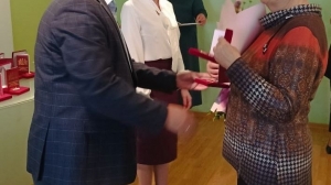 Награду получает Нина Николаевна Рукавишникова