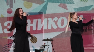 Артисты Дворца культуры не оставили зрителям шанса не подпевать и не танцевать вместе с ними